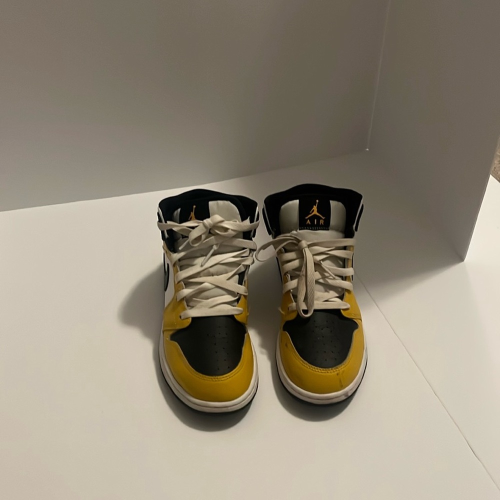 Jordan 1 mid yellow orche